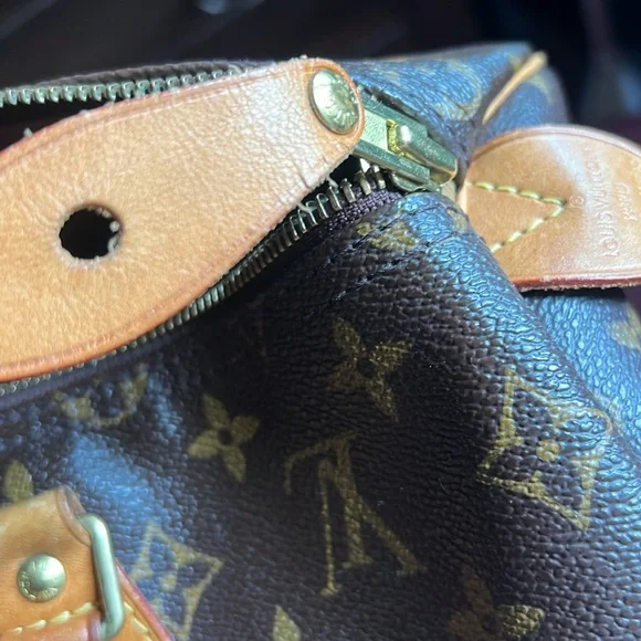 Speedy Bag - Authentic Louis Vuitton Medium Speedy Handbag. - Picture 8 of 16